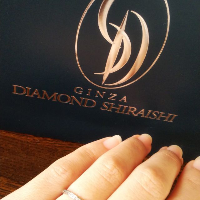 【銀座ダイヤモンドシライシの口コミ】 色々試着して、一番ときめいた指輪だったので、決めました。
デザインも勿…