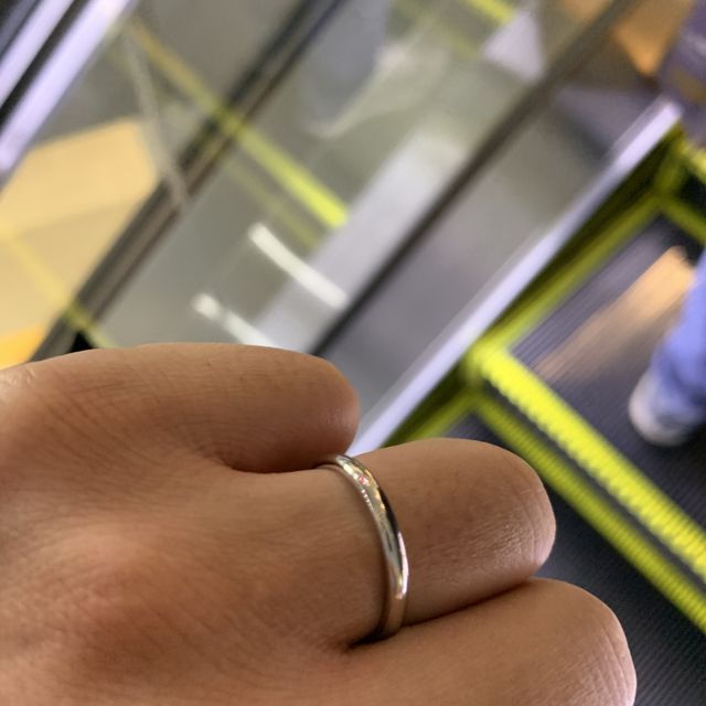 【銀座ダイヤモンドシライシの口コミ】 デザインはシンプルなのを探していて、ちょうど良い感じのシンプルさで男…