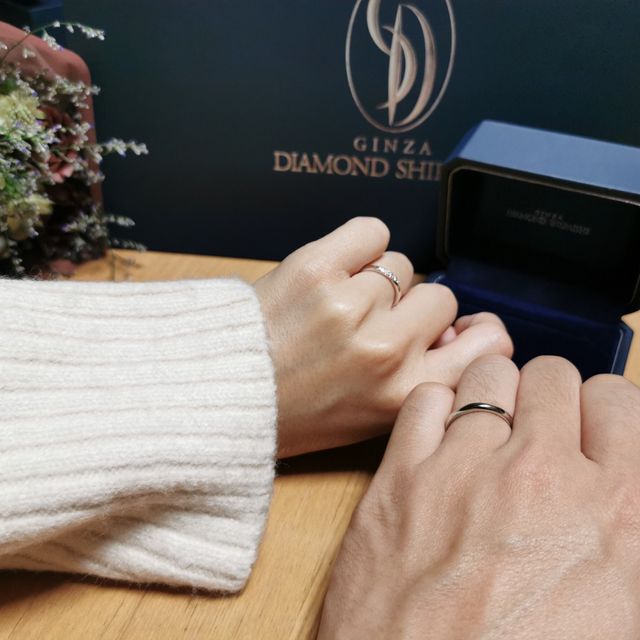 【銀座ダイヤモンドシライシの口コミ】 指輪をつけ慣れていないので、特にこだわりがなく、シンプルなプラチナの…