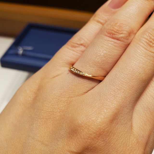 【銀座ダイヤモンドシライシの口コミ】 ・リングの太さやダイヤのサイズ感、指輪のデザインが好みだったから。
・…