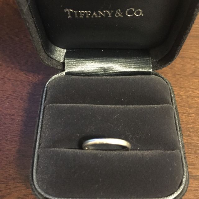 【ティファニー(Tiffany & Co.)の口コミ】 年老いても使い続けられるかどうかを基準に選び、シンプルな3mm幅のプラチ…