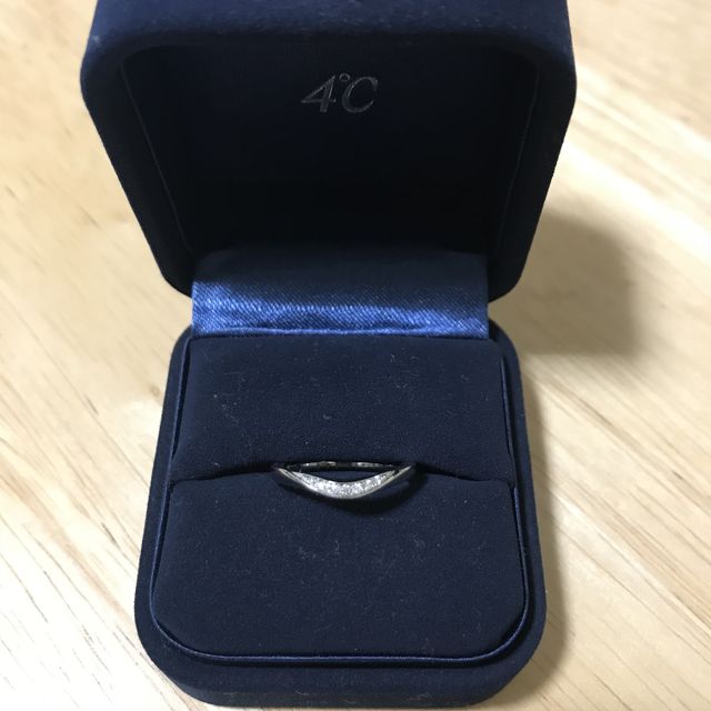 【4℃ BRIDAL(ヨンドシーブライダル)の口コミ】 プロポーズの時にプレゼントされたリングと重ね付けをしたかったので、Ｖ…
