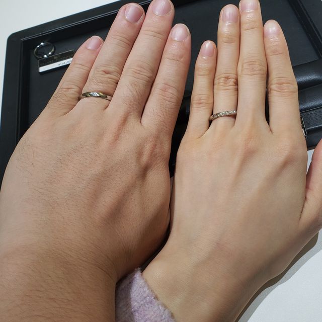 【ラザール ダイヤモンド(LAZARE DIAMOND)の口コミ】 妻が斜めにダイヤが入っているタイプが気に入りまして、私もそのペアリン…