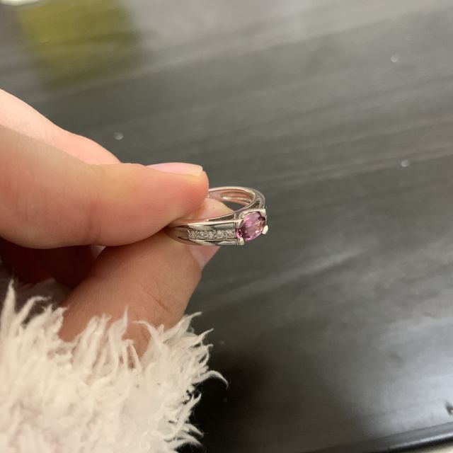 【TAKEUCHI(宝石・時計のタケウチ)の口コミ】 太めのデザインの指輪です。
左右に５つずつダイヤが埋め込まれ、中央に誕…