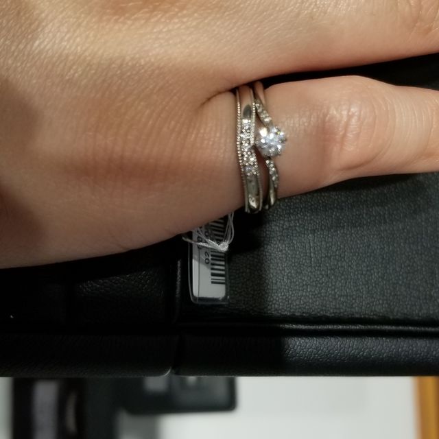 【エクセルコダイヤモンド(EXELCO DIAMOND)の口コミ】 ダイヤがとても目立ちますが、上品なデザインでした。
それまでミル打ちの…