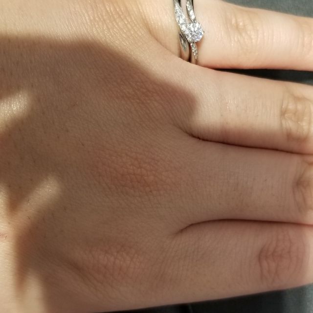 【銀座ダイヤモンドシライシの口コミ】 ゆるやかなウェーブにダイヤがいくつかセットされていて、婚約指輪との相…