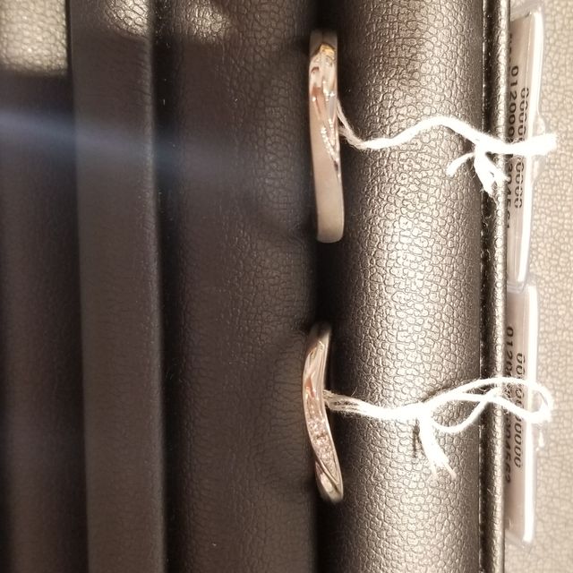 【銀座ダイヤモンドシライシの口コミ】 ゆるやかなウェーブにダイヤがいくつかセットされていて、婚約指輪との相…