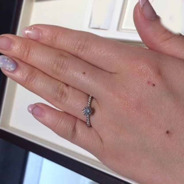 【俄(にわか)の口コミ】 一見シンプルなデザインですが、華奢なアーム部分がしっかりと中央のダイ…