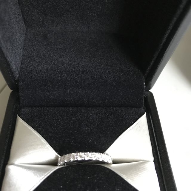 【エクセルコダイヤモンド(EXELCO DIAMOND)の口コミ】 1粒の婚約指輪とたくさんの小さなダイヤが散りばめられたエンゲージリング…