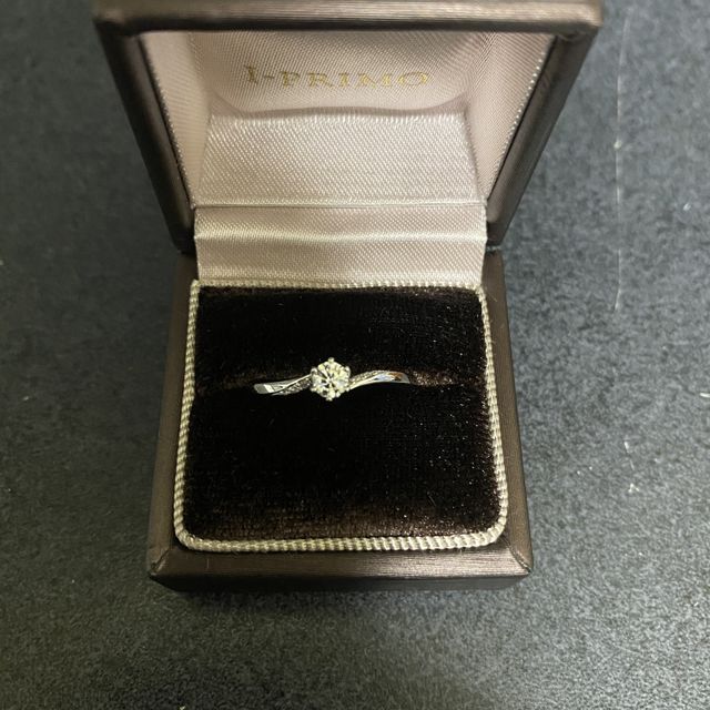 【アイプリモ(I-PRIMO)の口コミ】 ダイヤが付いていて、少しウェーブしている指輪です。
彼女とよくスキュー…