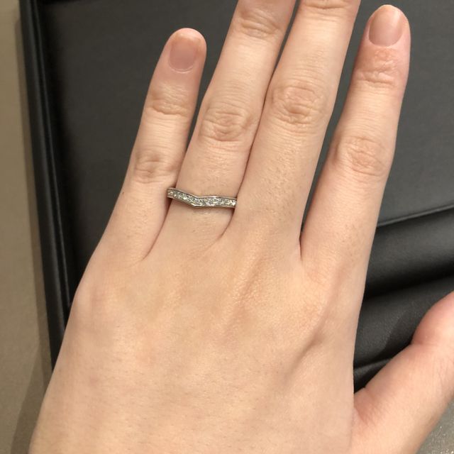 【ROYAL ASSCHER(ロイヤル・アッシャー)の口コミ】 マリッジリングの中でも緩やかなV字ラインのハーフエタニティで、試着した…