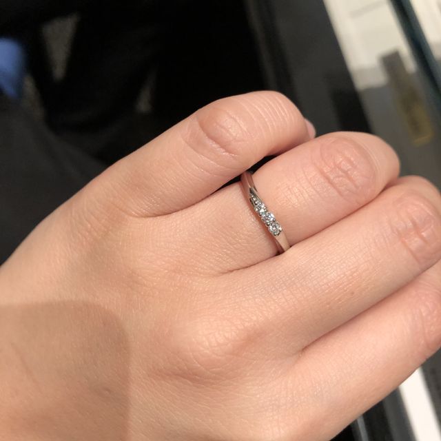 【銀座ダイヤモンドシライシの口コミ】 指輪のデザインは少しカーブのあるもの又はV字のものを探していました。
…