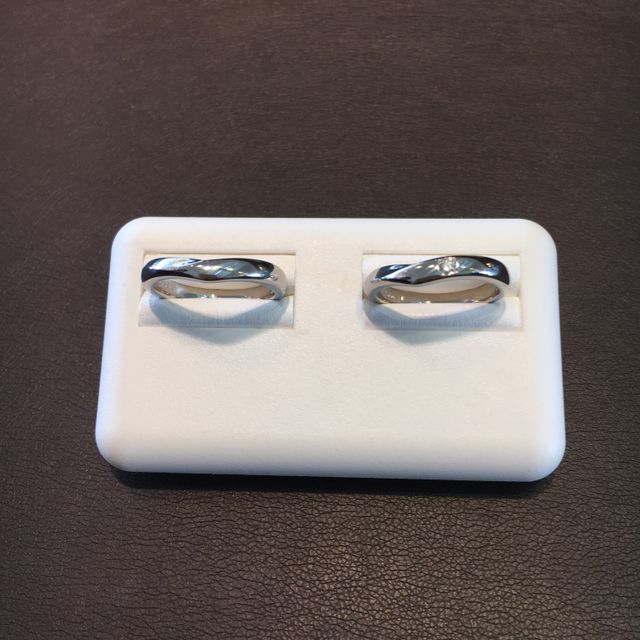 【JEWELRY  KAMATA(ジュエリーかまた)の口コミ】 指にしっくりきて、安心感があり、つけ心地がよかった。
ふたりでそろって…