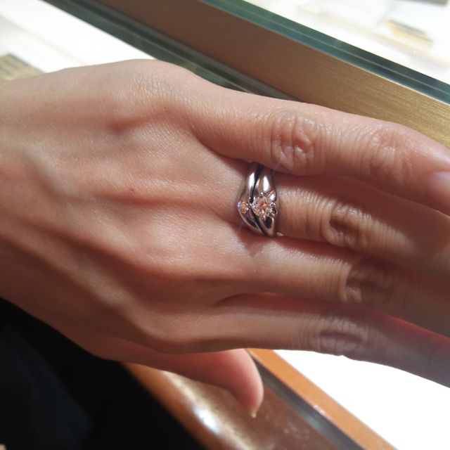 【ブルガリ(BVLGARI)の口コミ】 V字のデザインが、指を長く細く見せてくれるのでとても良かったです。また…