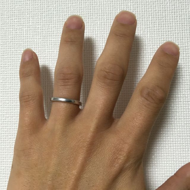 【ギンザタナカブライダル(GINZA TANAKA BRIDAL)の口コミ】 この指輪を選んだ理由はシンプルで指輪をはめて手に1番馴染んでいたと思っ…