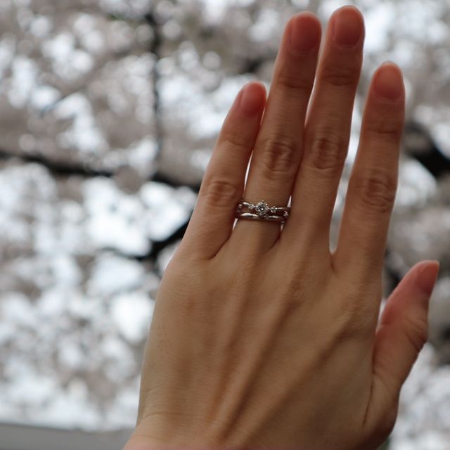 【AFFLUX(アフラックス)の口コミ】 仕事中にも着用できるシンプルなデザインで探していました。こちらのリン…