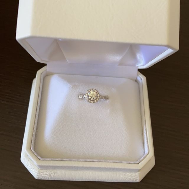 【YAMATOの口コミ】 中央のダイヤの輝きを邪魔しないように周囲のリングは細くしました。ただ…