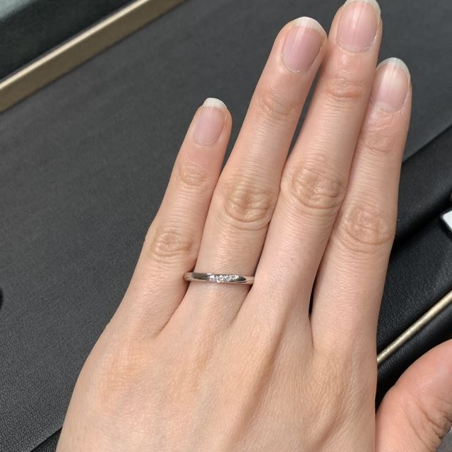 【ラザール ダイヤモンド(LAZARE DIAMOND)の口コミ】 私が試着した指輪は指輪にみぞが彫られているので指輪をどの角度にむけて…