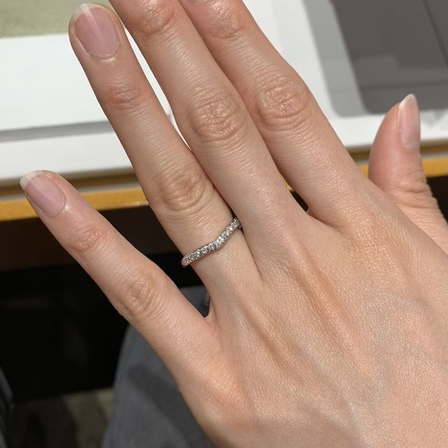 【銀座ダイヤモンドシライシの口コミ】 選んだ指輪は、婚約指輪を重ね付けしたときにぴったりはまる様な曲線が綺…