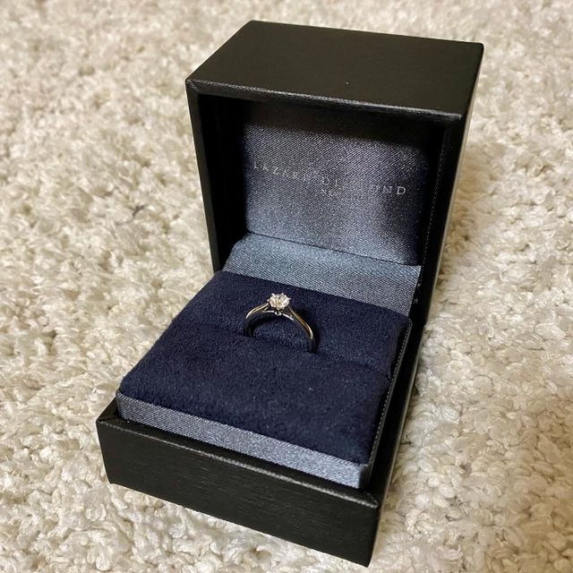 【ラザール ダイヤモンド(LAZARE DIAMOND)の口コミ】 婚約指輪はシンプルで、ダイヤが目立つものと考えて選びました。
レヴァラ…