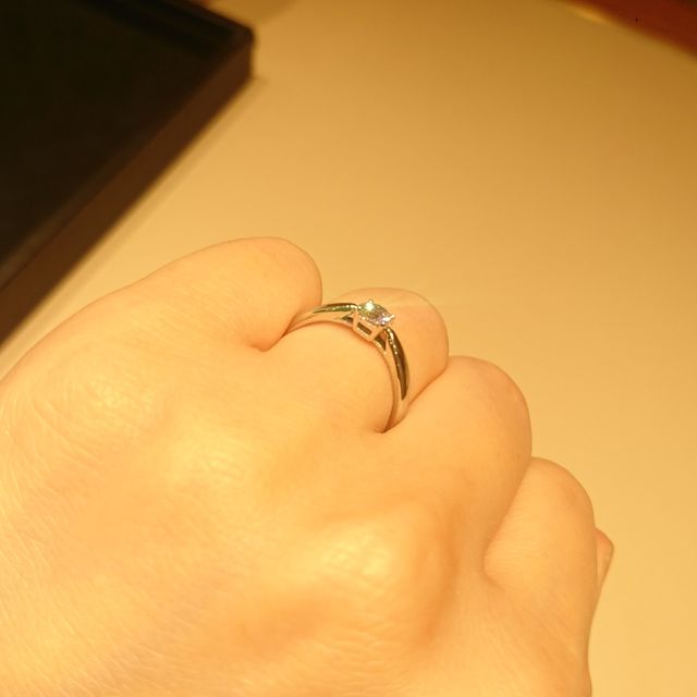 【ティファニー(Tiffany & Co.)の口コミ】 柔らかいラインがかわいい。ゴテゴテ派手な装飾がなく、シンプルで石の存…