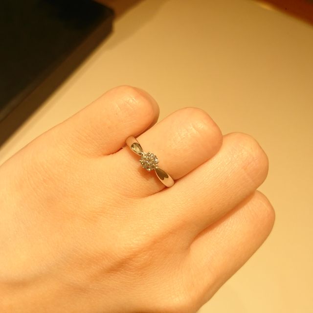 【ティファニー(Tiffany & Co.)の口コミ】 柔らかいラインがかわいい。ゴテゴテ派手な装飾がなく、シンプルで石の存…