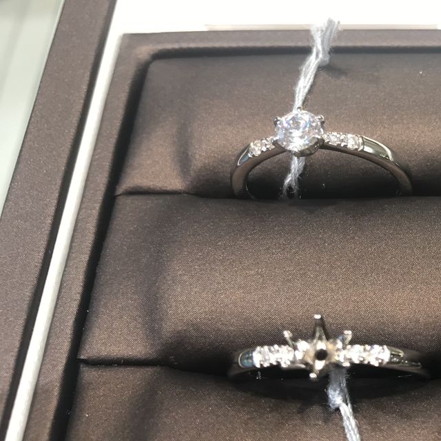 【アイプリモ(I-PRIMO)の口コミ】 サイドのダイヤがキラキラと可愛いです。
サイドのダイヤが半分で区切られ…