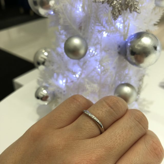 【4℃ BRIDAL(ヨンドシーブライダル)の口コミ】 ウェーブデザインが良くて、4件お店を回った4件目が4℃さんでした。そこで…