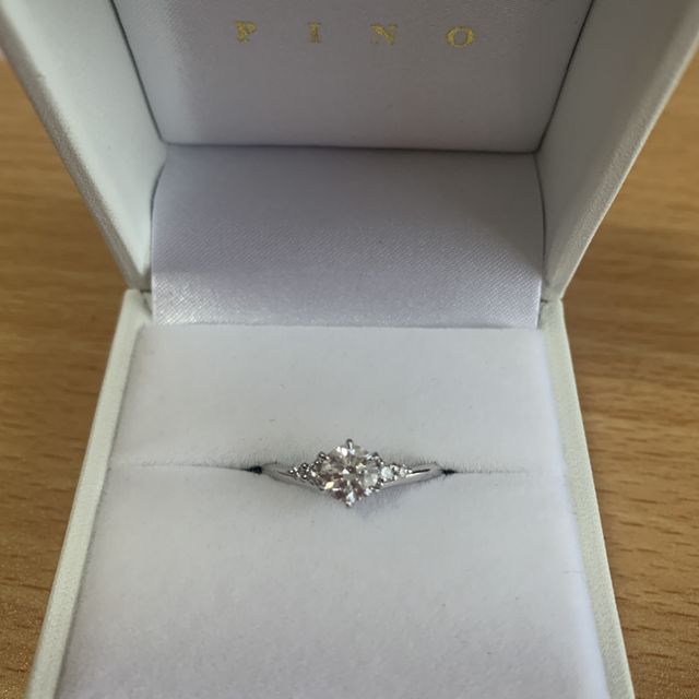 【宝寿堂(ほうじゅどう)の口コミ】 メレダイヤ付きの指輪でS字の形はよくみるけど、V字の形は珍しく、気に入…