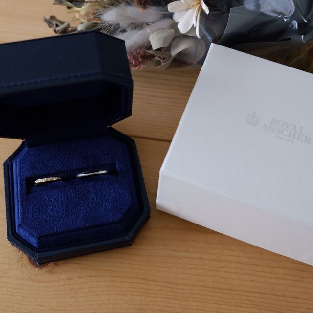 【ROYAL ASSCHER(ロイヤル・アッシャー)の口コミ】 大きさの異なるダイヤが指上面の半円状に施されたデザインです。ダイヤが…