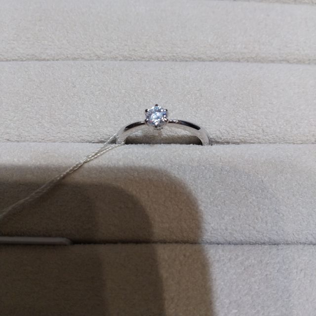 【TRECENTI(トレセンテ)の口コミ】 つけ心地のいい指輪の形だと思いました。
また横からの指輪の見えかたにも…