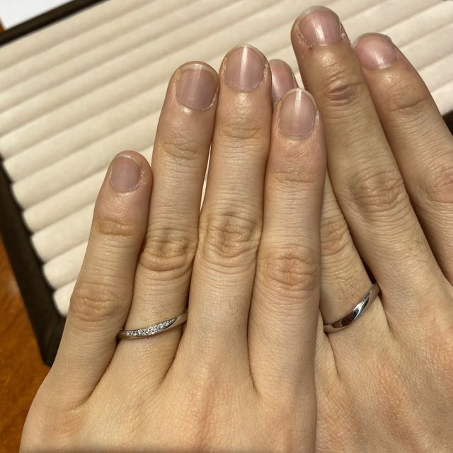 【TRECENTI(トレセンテ)の口コミ】 メレダイヤが左右対象に入っている点(斜めラインが嫌)。
手に馴染んでキラ…