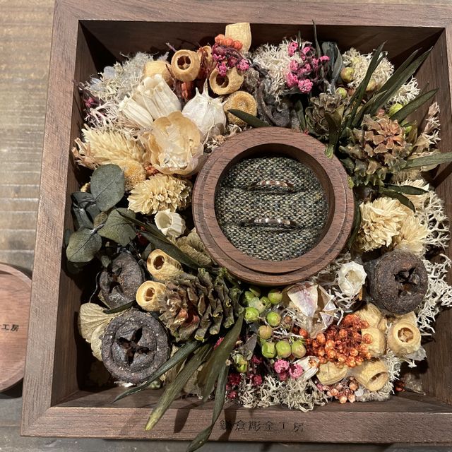 【鎌倉彫金工房の口コミ】 幅1.5mm, プラチナピンクゴールド, ダイヤ2個, ブルーダイヤ1個埋め込みの…