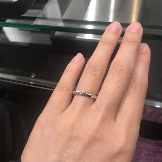 【ラザール ダイヤモンド(LAZARE DIAMOND)の口コミ】 結婚指輪でいつも身に付けるものなので、他の人とはかぶらないようなデザ…