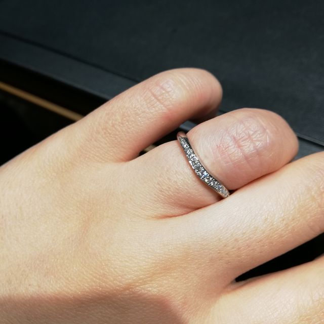 【ラザール ダイヤモンド(LAZARE DIAMOND)の口コミ】 なめらかなウェーブラインに、キラキラのダイヤモンド。とても美しく、見…