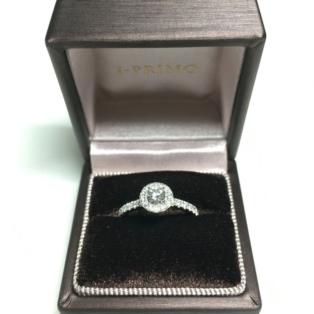 【アイプリモ(I-PRIMO)の口コミ】 デザインで決めました。中心のダイヤモンドの周りにキラキラと小さいダイ…