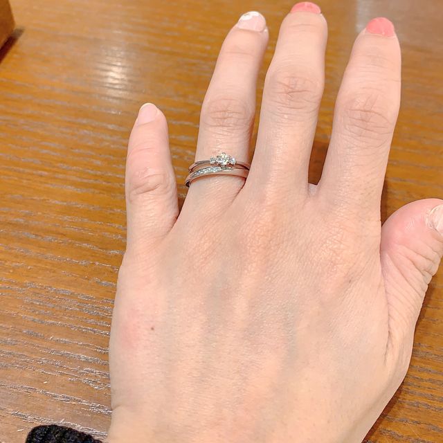 【TRECENTI(トレセンテ)の口コミ】 センターのダイアモンドが際立つ台座になっているので、華奢ながら存在感…