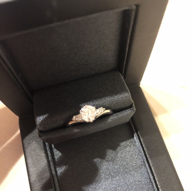 【ラザール ダイヤモンド(LAZARE DIAMOND)の口コミ】 ・華奢なデザインてあること。
・付け心地に違和感がないこと。
・ダイヤ…