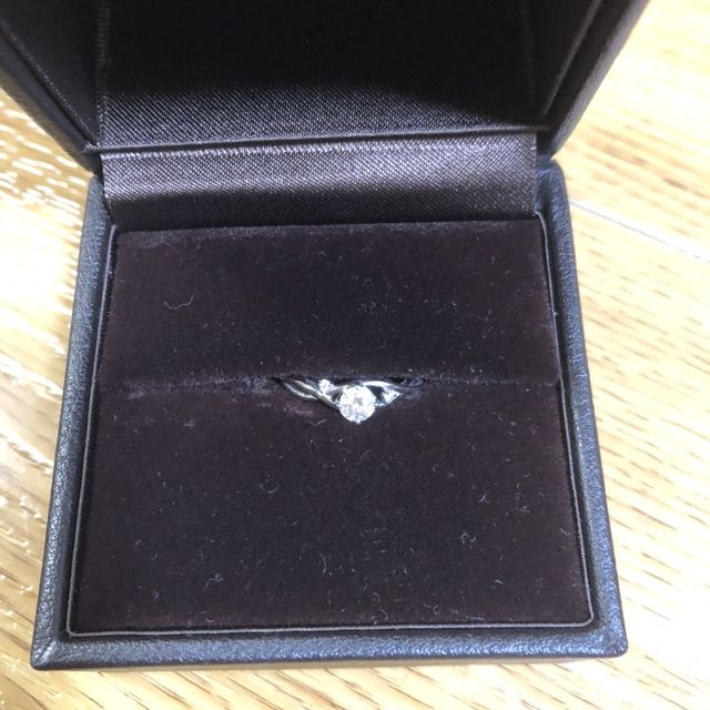【雅-miyabi- の口コミ】 石が一つではないデザインがかわいく、洒落ていて一般にある婚約指輪と差…