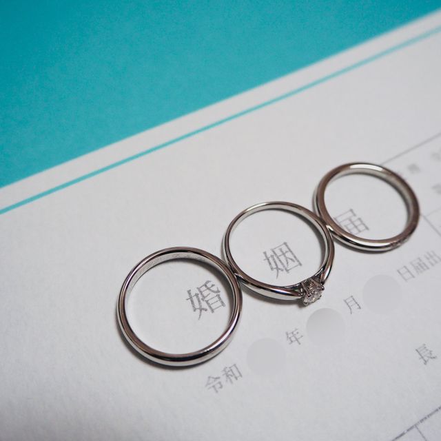 【ティファニー(Tiffany & Co.)の口コミ】 指輪の幅は細めで、小さな3つのダイヤがキラキラして綺麗です。
婚約指輪…