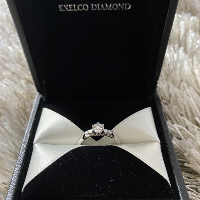 【エクセルコダイヤモンド(EXELCO DIAMOND)の口コミ】 デザインが両サイドのダイヤと真ん中のダイヤのバランスも良くかわいいで…