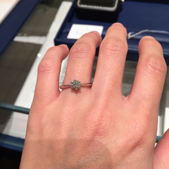 【銀座ダイヤモンドシライシの口コミ】 6件ほど色々なブランドを見て回ったけれど、ココの物は石のランクが高く上…