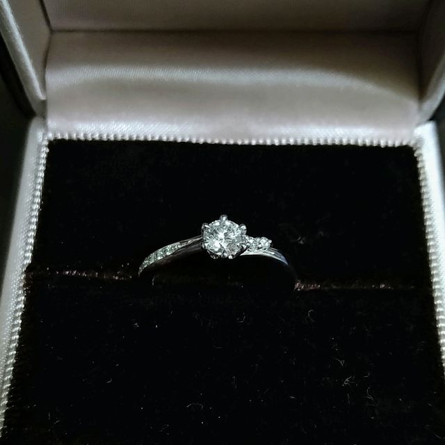 【アイプリモ(I-PRIMO)の口コミ】 彼が選んでプロポーズの際にくれました。
メレダイヤが左右に違う形で付い…