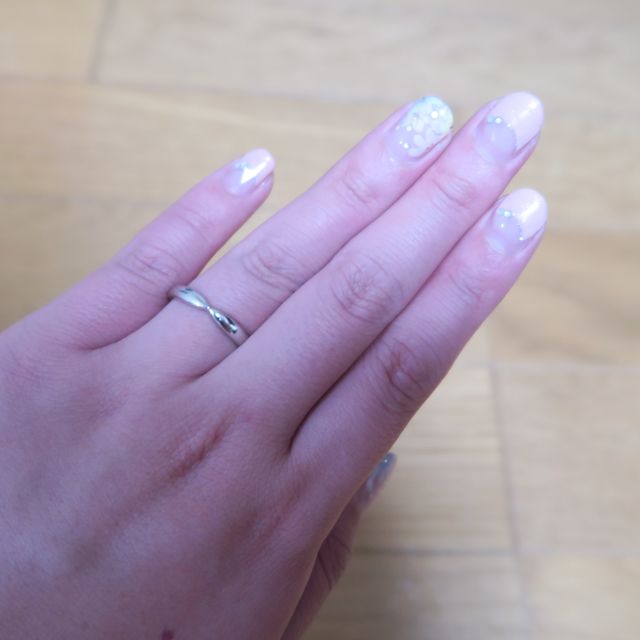 【ティファニー(Tiffany & Co.)の口コミ】 婚約指輪をハーモニーにしたので、お揃いでつけたかったから。重ねづけす…