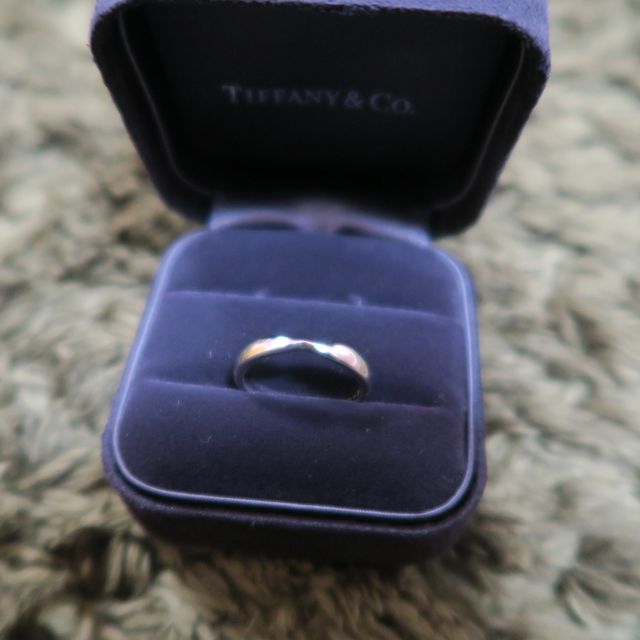 【ティファニー(Tiffany & Co.)の口コミ】 婚約指輪をハーモニーにしたので、お揃いでつけたかったから。重ねづけす…