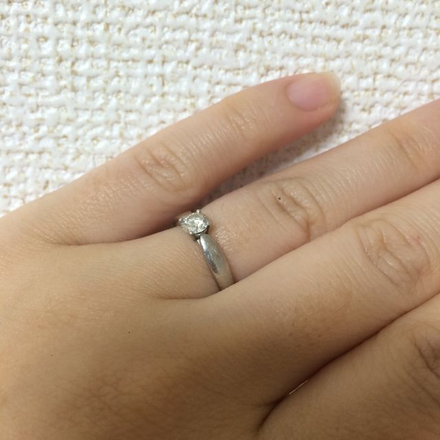 【ティファニー(Tiffany & Co.)の口コミ】 私の指は幼い感じでプニプニとした印象です。ボリュームのある指輪だと、…