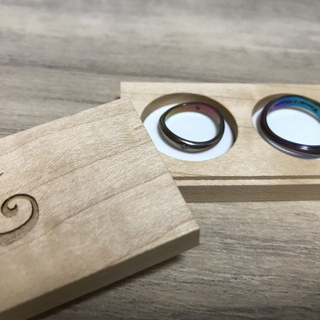 【SORA(ソラ)の口コミ】 曲線がとても綺麗で、指輪をつけたときにも少しずつ色が見える点も良かっ…