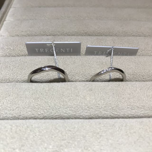 【TRECENTI(トレセンテ)の口コミ】 ウェーブ系の指輪にしました。理由として女性の方はダイヤの輝き方が美し…