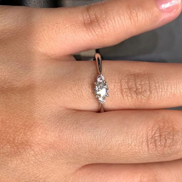 【ラザール ダイヤモンド(LAZARE DIAMOND)の口コミ】 センターのダイヤモンドに比べて両サイドのメレダイヤが大きいので一つの…