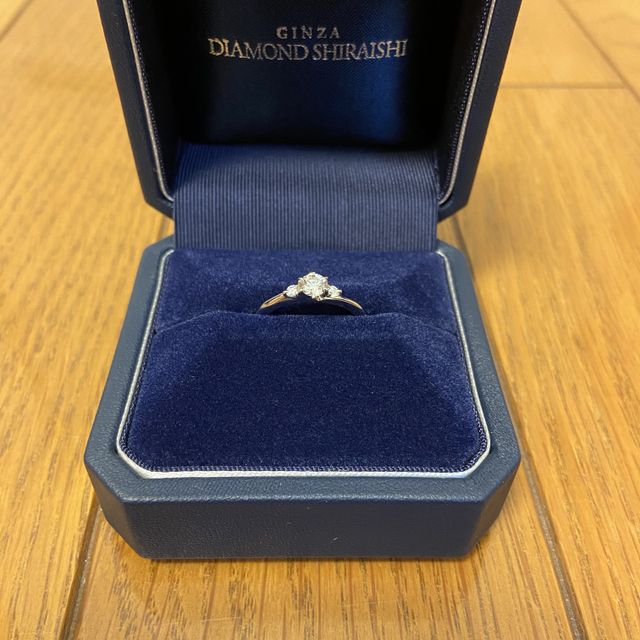 【銀座ダイヤモンドシライシの口コミ】 指輪のデザインは周りに二つダイヤモンドがついてるスタイルのものでとて…